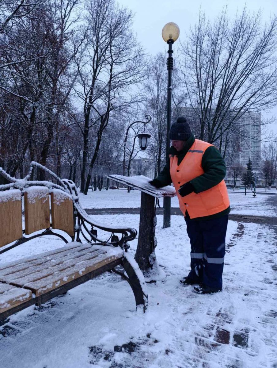 Наши герои зимы — уборщики территории!