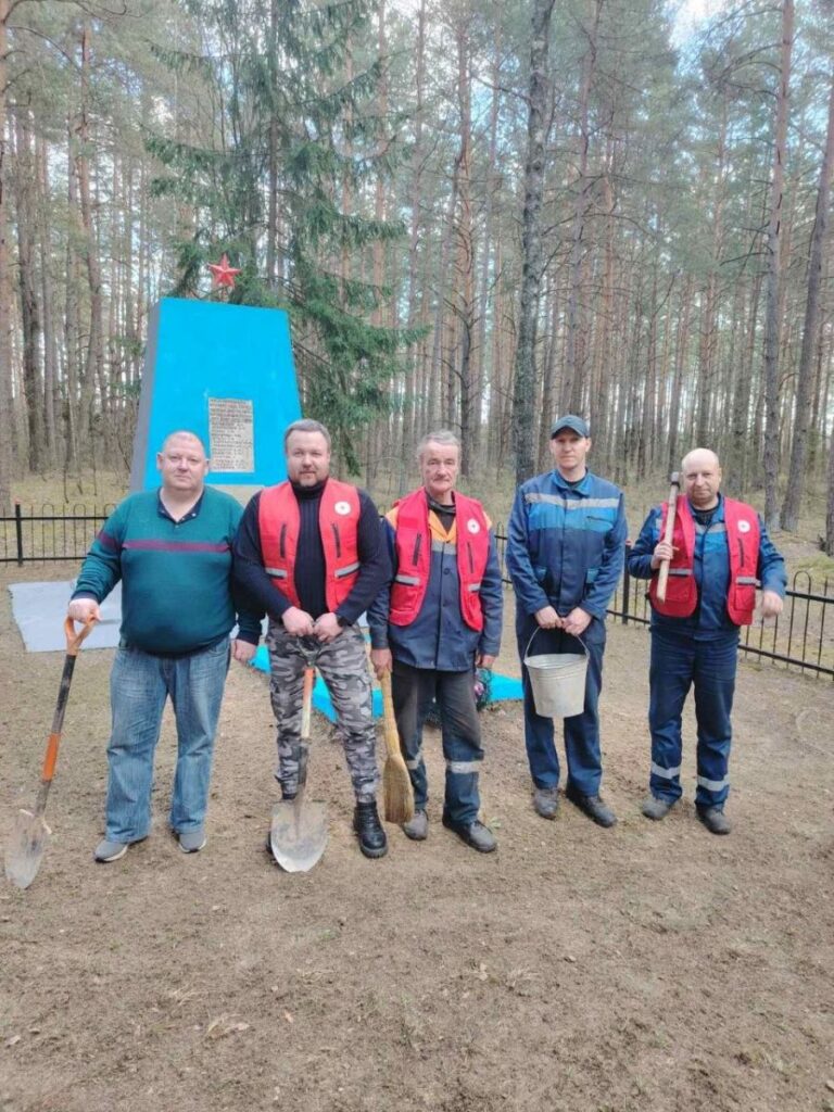 В рамках Республиканского субботника волонтёры ЖКХ провели работы по наведению порядка в д. Селец на Братском захоронении советских воинов