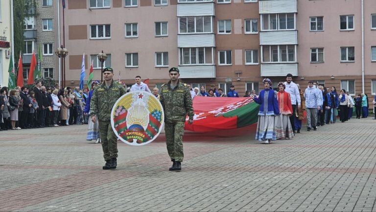 В Лиде прошёл торжественный митинг, посвящённый Дню Государственного флага, Государственного герба и Государственного гимна Республики Беларусь