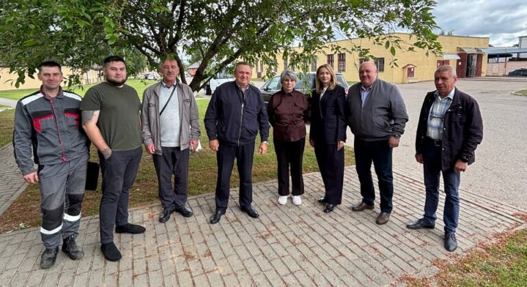 За многолетний труд и создание чистоты: в Лидском ГУП ЖКХ чествовали ветерана труда
