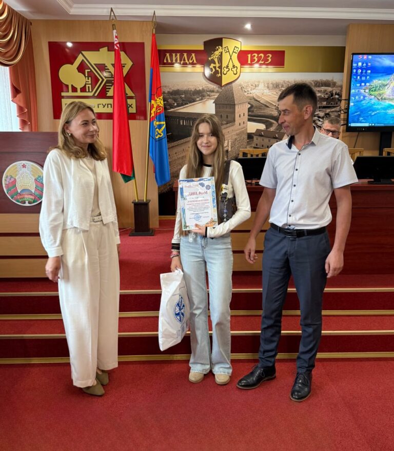 На планерке чествовали победителей детского конкурса рисунка «Мама – сердце Беларуси и мира»