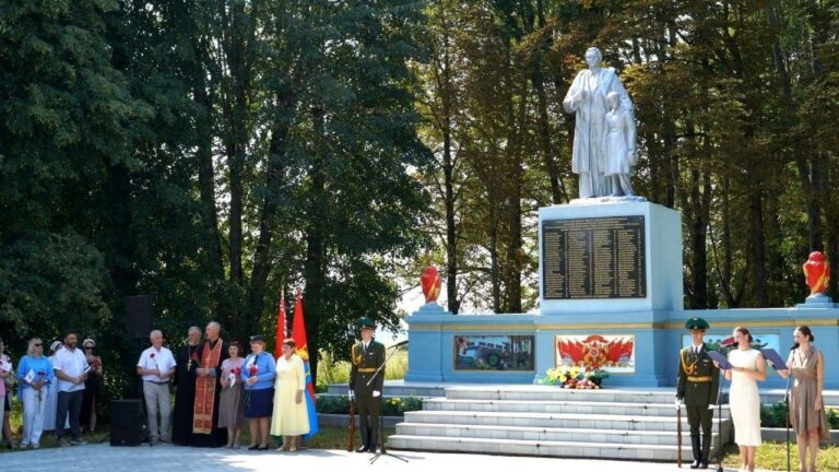 Коллектив Лидского ГУП ЖКХ принял участие в митинге, посвящённом трагедии деревни Лесники