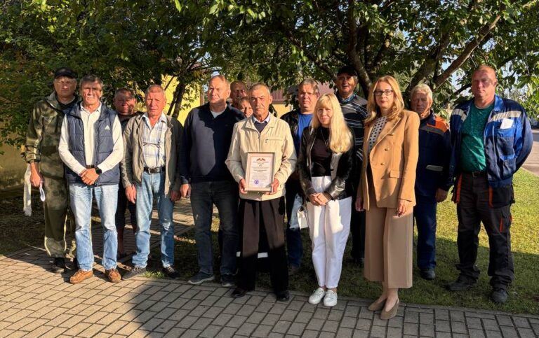 Событие: в Лидском ГУП ЖКХ чествовали ветерана труда Ивана Ващило